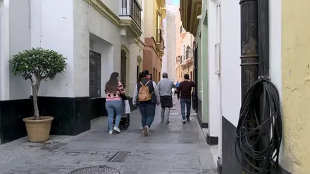 Un grupo de personas camina por la calle San Juan, casi llegando a la Catedral de Cádiz