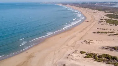 Playa de Camposoto, en San Fernando (Cádiz), con la arena a la derecha y el mar a la izquierda.