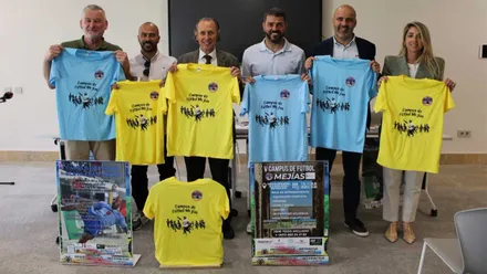 El alcalde de la ciudad, José María Román; la delegada de Deportes, Isabel Butrón; los responsables del V Campus Mejías de Fútbol, los hermanos José y Fran Mejías; y el director general de Hipotels en Andalucía, Gabriel Bover, con las camisetas promocionales del Campus en Chiclana.