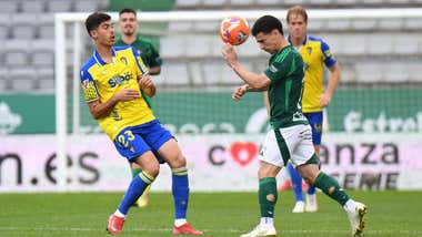 Carlos Fernández llega tarde a un balón en el choque ante el Racing de Ferrol