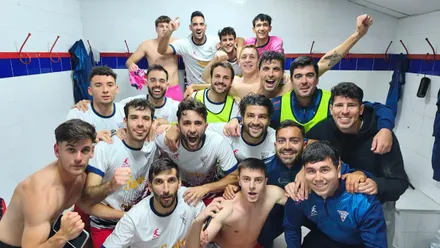 Celebración del Ciudad de Cádiz en el vestuario.