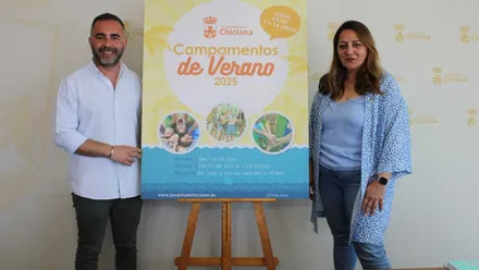 Fede e Inés, del Ayuntamiento y Centro Box, presentando el acto. El cartel es amarillo y celeste.