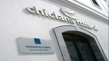 Fachada del edificio de Chiclana Natural, en blanco destacando las letras plateadas.