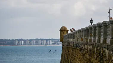 Garitan en el Paseo de Santa Bárbara de Cádiz con el cielo algo nublado