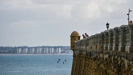 Garitan en el Paseo de Santa Bárbara de Cádiz con el cielo algo nublado