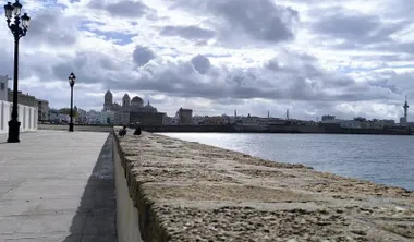 Cielo nublados en el Campo del Sur de Cádiz, con la catedral al fondo