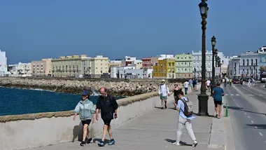 Una pareja hace ejercicio por el Campo del Sur de Cádiz mientras otras personas pasean