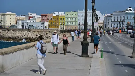 El Campo del Sur de Cádiz con muchas personas paseando en esta jornada soleada.