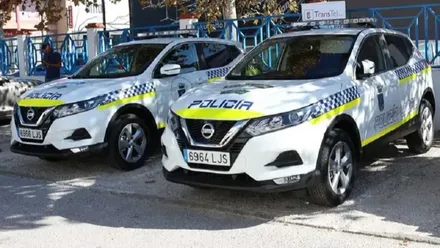 Dos vehículos de la Policía Local de Chiclana, en blanco, azul y amarillo fluorescente.