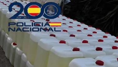 Garrafas de color blanco apiladas e intervenidas por la Policía Nacional.