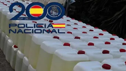 Garrafas de color blanco apiladas e intervenidas por la Policía Nacional.