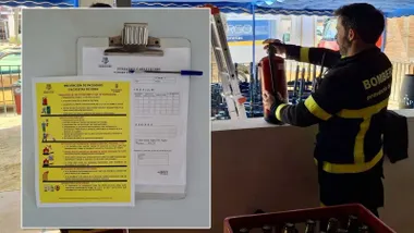 Un bombero comprueba un extintor rojo en una caseta, a su izquierda observaciones y consejos, este con fondo amarillo.