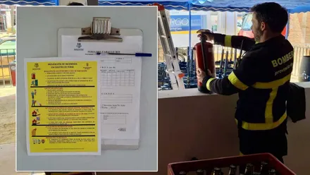 Un bombero comprueba un extintor rojo en una caseta, a su izquierda observaciones y consejos, este con fondo amarillo.