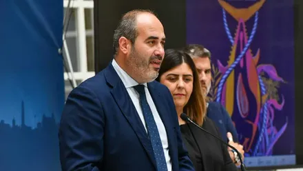El diputado provincial y primer teniente de alcalde de Conil, Antonio Aragón, ha acompañado a la alcaldesa de la localidad, Inmaculada Sánchez, predomina el fondo azul del escenario.