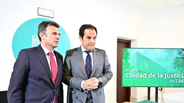 El consejero de Justicia, José Antonio Nieto, ayer junto al alcalde de Cádiz, Bruno García