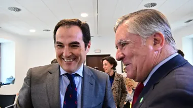 El consejero de Justicia, José Antonio Nieto, bromea con el presidente de la Audiencia Provincia del Cádiz, Manuel Estrella