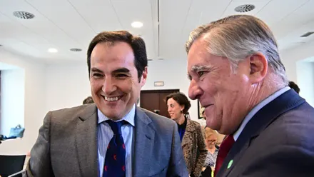 El consejero de Justicia, José Antonio Nieto, bromea con el presidente de la Audiencia Provincia del Cádiz, Manuel Estrella