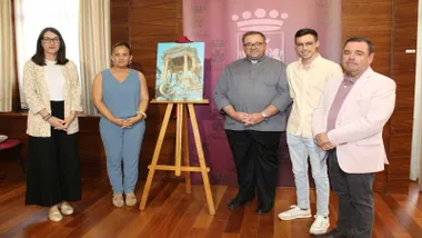 En el centro de la imagen el cartel del Corpus de Chiclana con 5 personas posando para la cámara.
