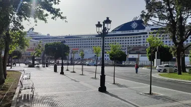 Crucero atracado en el puerto de Cádiz
