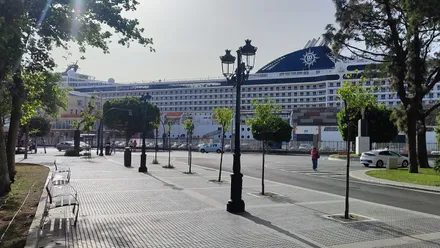 Crucero atracado en el puerto de Cádiz