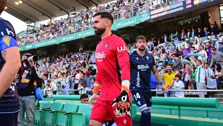 David Gil a su salida del túnel de vestuarios para disputar el choque ante el Córdoba CF