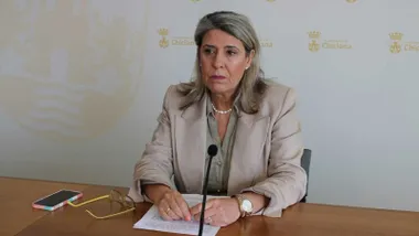 Mª Ángeles Martínez, la delegada municipal de Atención Vecinal y Mujer, con chaqueta color beige y fondo blanco.