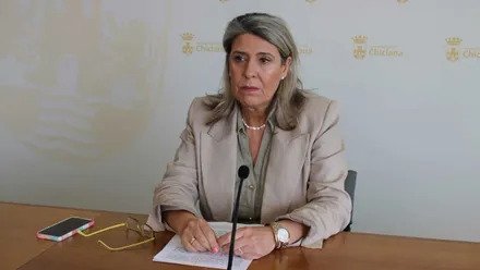 Mª Ángeles Martínez, la delegada municipal de Atención Vecinal y Mujer, con chaqueta color beige y fondo blanco.