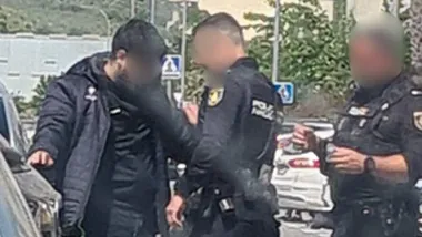 Dos agentes de la Policía Nacional detienen a uno de los presuntos implicados en el homicidio de Rota del mes de marzo.