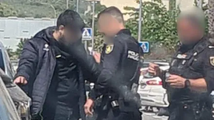 Dos agentes de la Policía Nacional detienen a uno de los presuntos implicados en el homicidio de Rota del mes de marzo.