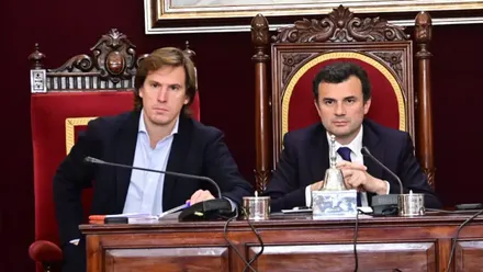El concejal de Cádiz Pablo Otero y el alcalde Bruno García en un acto en el salón de Plenos del Ayuntamiento de Cádiz