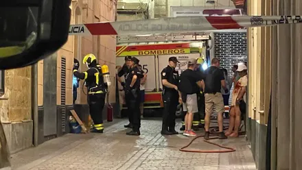 El detenido con restos de sangre en su camiseta