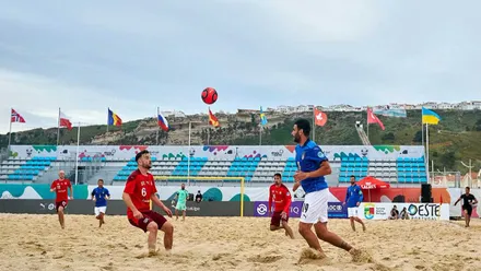 Dos jugadores, uno de rojo y otro de azul, disputando un balón en la Euro Beach Soccer League.