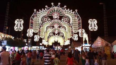 Arco iluminado en la noche en la Feria del Carmen de San Fernando.