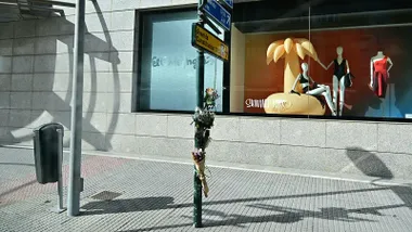 Flores en el lugar en el que perdieron la vida las víctimas del accide del autobús del 9 de octubre de 2023.