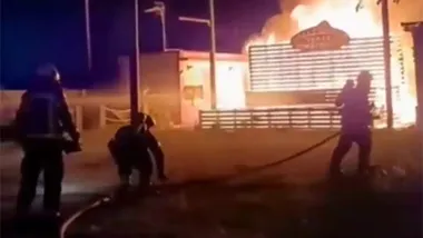 Así ha sido el pavoroso incendio en una venta abandonada en Chipiona y la explosión de 35 garrafas de gasolina