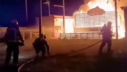 Así ha sido el pavoroso incendio en una venta abandonada en Chipiona y la explosión de 35 garrafas de gasolina