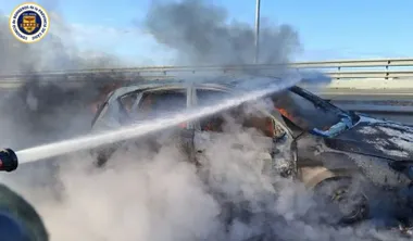 Coche ardiendo en el Puente del Bicentenario de la Constitución de la 1812 de Cádiz