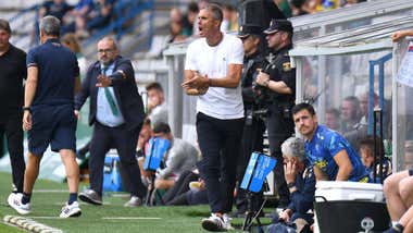 Garitano en la banda de A Malata animando a los jugadores del Cádiz CF.