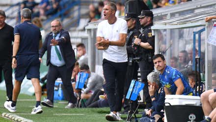 Garitano en la banda de A Malata animando a los jugadores del Cádiz CF.