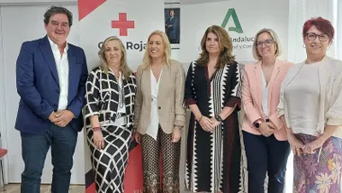 Gerentes de los hospitales del SAS en la provincia y la presidenta de Cruz Roja Cádiz tras la firma del convenio.