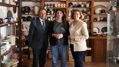 José María Román, Manuela Pérez y María José García de Gresierra, delante de unas estanterías con cerámica.
