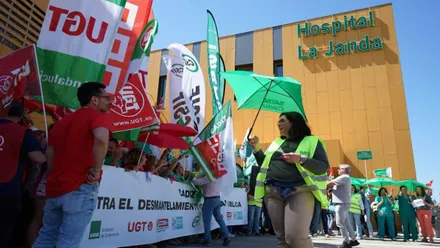 Manifestantes con pancartas y banderas andaluzas a las puertas del hospital de La Janda.