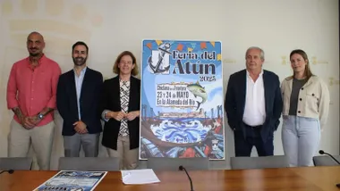 Miembros del ayuntamiento de Chiclana y organizadores junto al cartel de la II Feria del Atún que destaca por sus colores azulados.