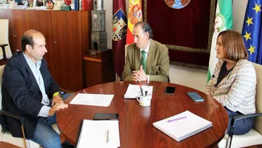 El alcalde de Chiclana con la primera teniente de la localidad y el delegado del INE, en el despacho con las banderas tras ellos.