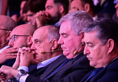 Javier Tebas, entre Manuel Vizcaíno y el alcalde de El Puerto Germán Beardo, en la presentación del proyecto Sportech con el consejero Antonio Sanz, presente