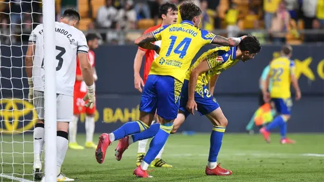 Kovacevic felicita a Carlos Fernández tras su primer gol como cadista.