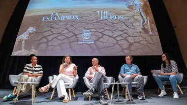 La alcaldesa de San Fernando, Patricia Cavada, en el acto de presentación junto a otras personas todas sentadas en el escenario.