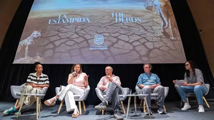 La alcaldesa de San Fernando, Patricia Cavada, en el acto de presentación junto a otras personas todas sentadas en el escenario.