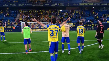 Los jugadores del Cádiz CF saludan a la afición