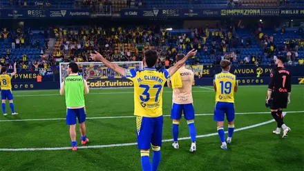 Los jugadores del Cádiz CF saludan a la afición
